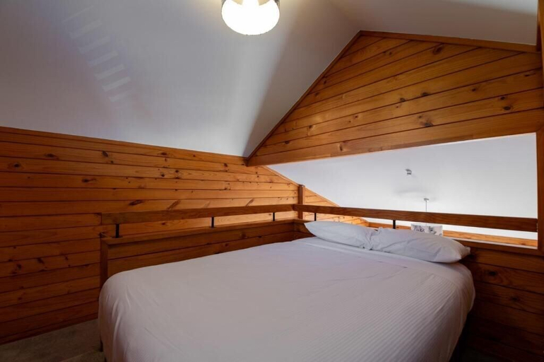 Room 2, Smoke Lake Hot Springs Lodge & Camp, Rotorua