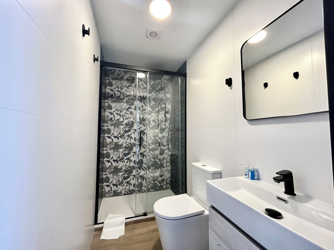 Bathroom 3, ZUR Boutique Hostel, Málaga