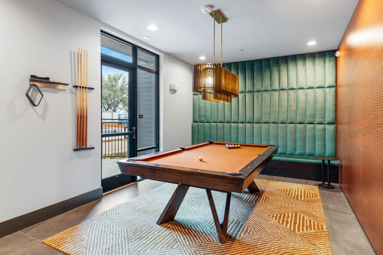 Room 2, 12 Min to Downtown Pool Balcony Free Parking, Travis