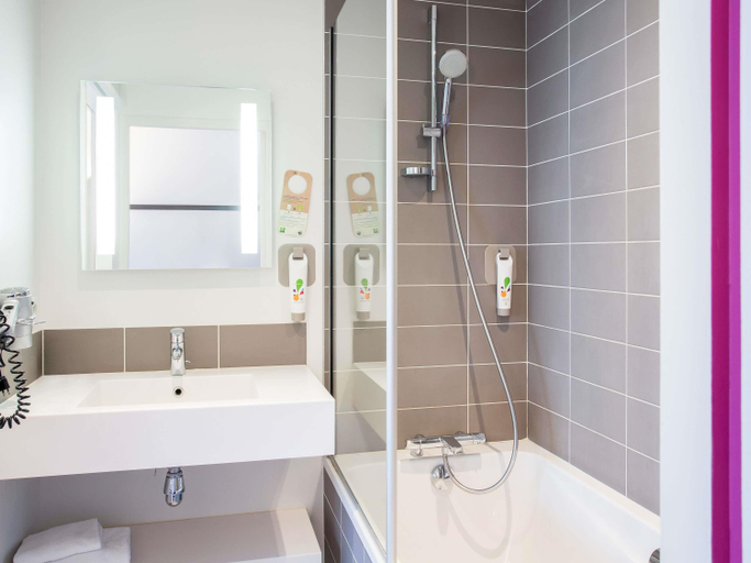 Bathroom, Ibis Styles Lorient Caudan, Morbihan