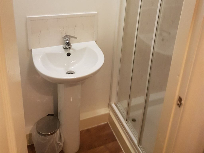 Bathroom 3, Avari Beach Hotel, Blackpool