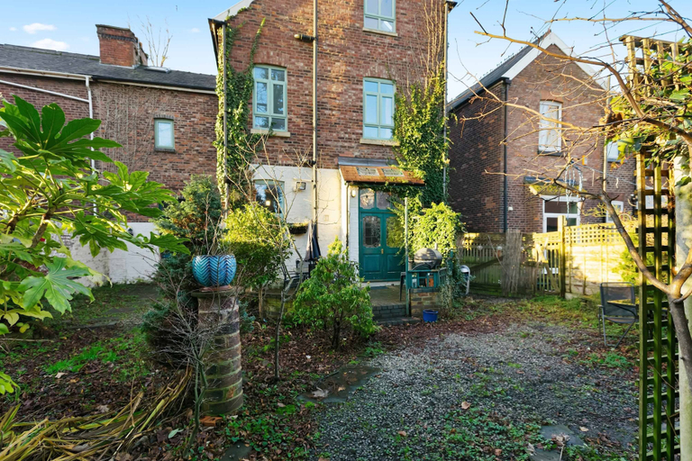 Room 5, Spacious 220sqm House 10-min Dr City Ctr Heaton, Manchester