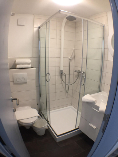 Bathroom 4, Fritz, Cochem-Zell