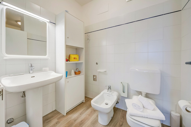 Bathroom 3, Domus Raffaella, Trento