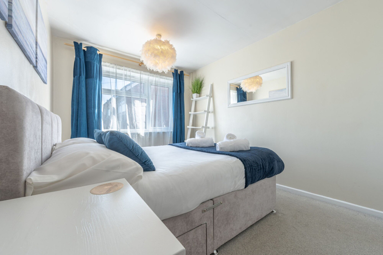 Room 3, Simple Comforts 2BR Flat With Free Parking in Newcastle-under-lyme, Staffordshire