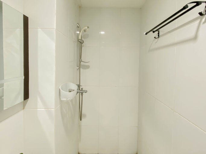 Bathroom 5, Functional Studio at Apartment Tamansari Mahogany Karawang By Travelio, Karawang