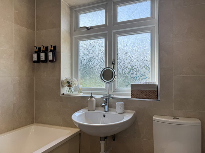 Room 2, Lovely Home 2 Parking Spaces Castle High St, Medway