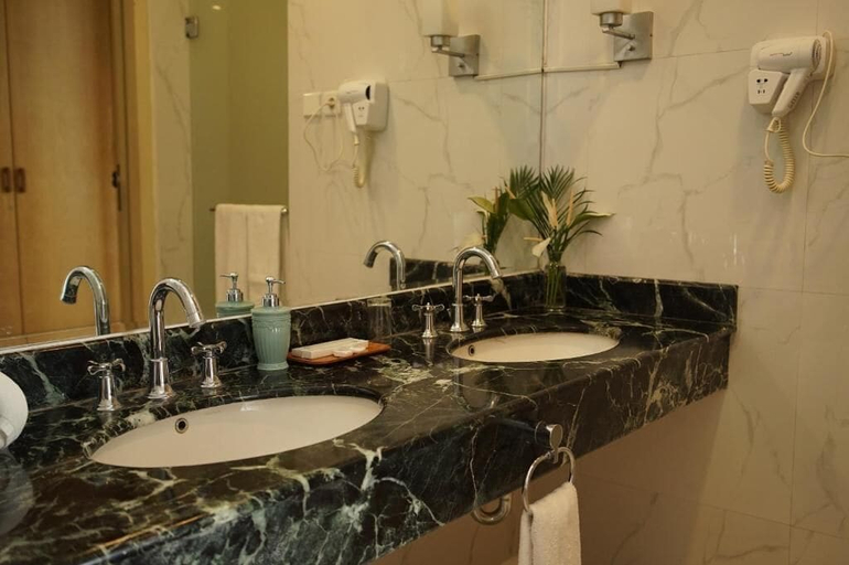 Bathroom 2, Kaliandra Resort & Organic Farm, Pasuruan