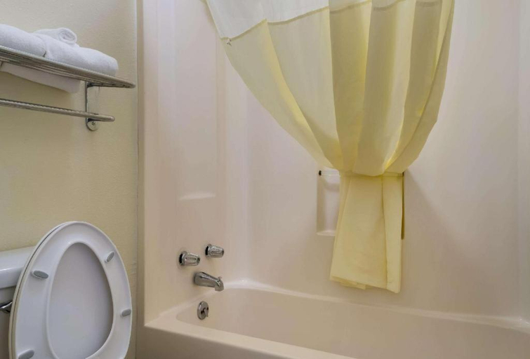 Bathroom 4, Quality Inn Brownsville, Haywood