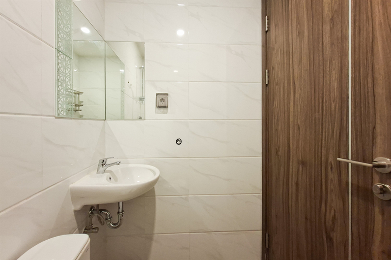 Bathroom 3, Industrial Modern Studio Apartment Sky House BSD By Travelio, Tangerang Selatan