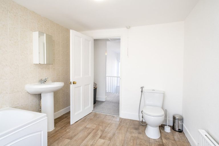Room 5, Gloucester Street Nest - 3BR Flat for 7 Guests, Gloucestershire