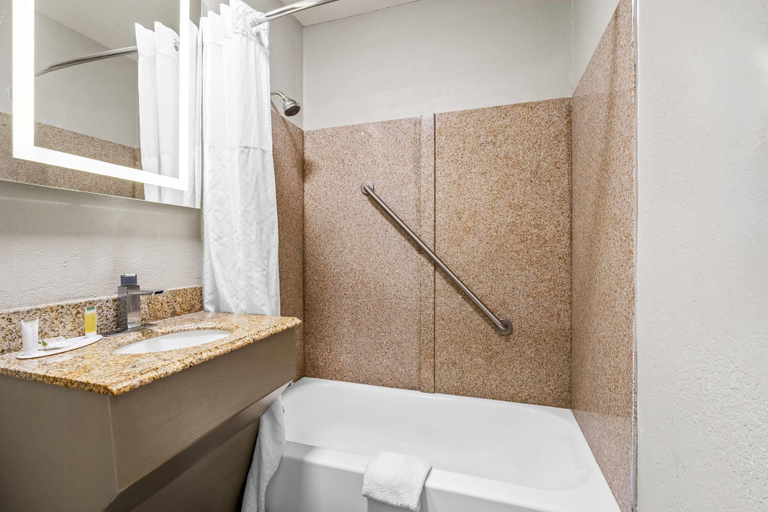 Bathroom 4, Days Inn by Wyndham Troy, Pike