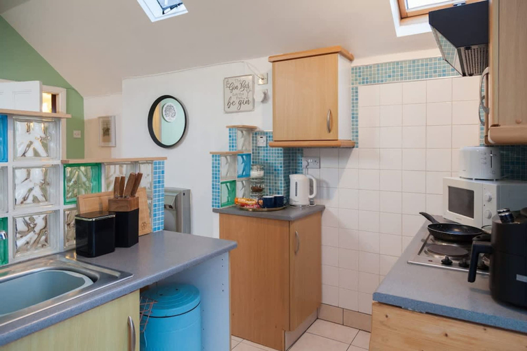 Room 3, Spacious 220sqm House 10-min Dr City Ctr Heaton, Manchester