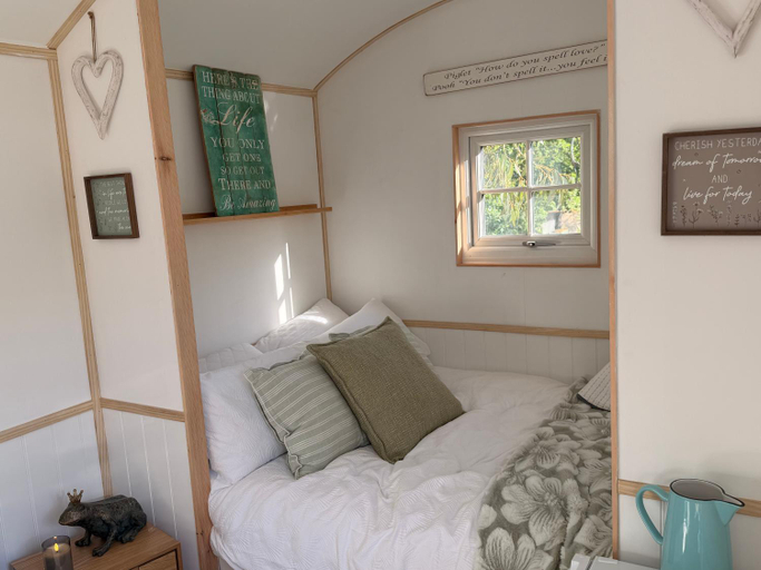 Bedroom 2, The Follies Glamping, Kent