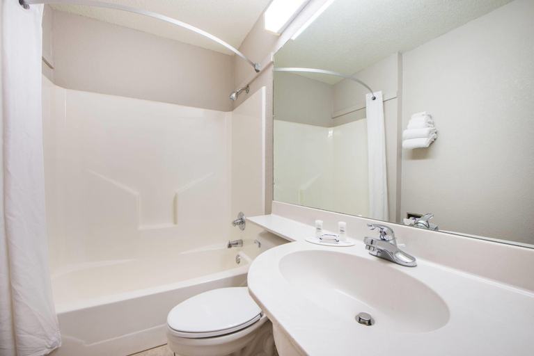 Bathroom 5, Microtel Inn & Suites by Wyndham Claremore, Rogers