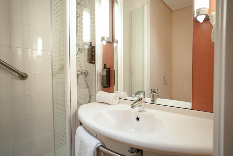 Bathroom 3, Ibis Porto Centro Sao Bento, Porto