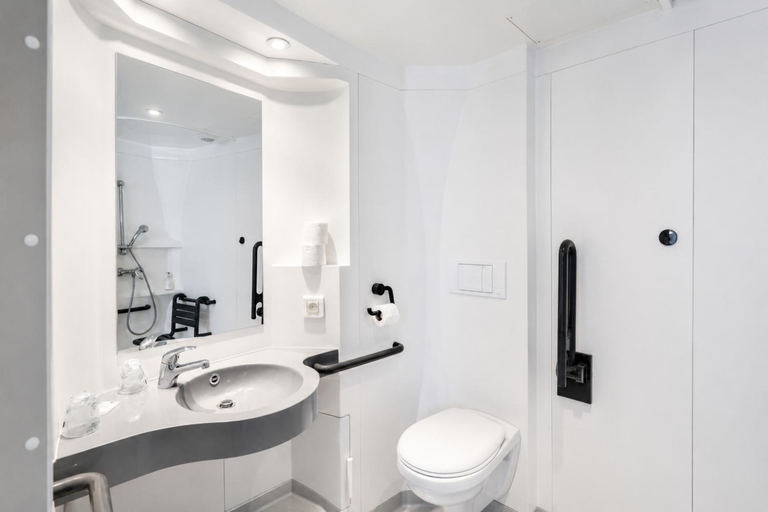 Bathroom 3, First Inn Hotel Paris Sud Les Ulis, Essonne