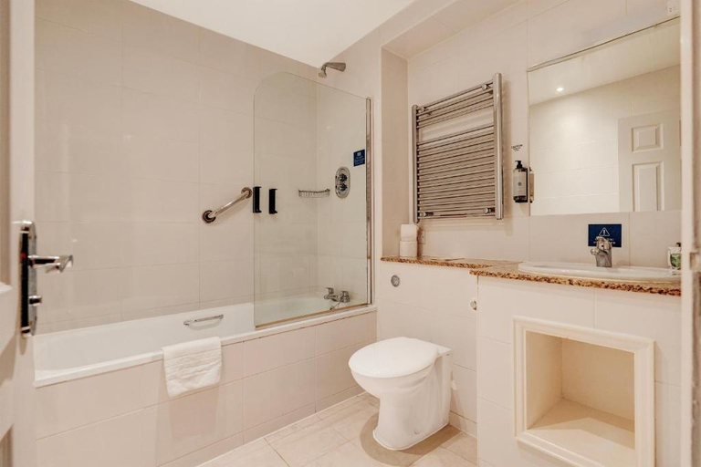 Bathroom 5, Liverpool Aigburth Hotel By Belvilla, Sefton