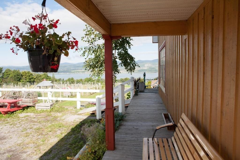 Terrace/patio, Auberge au Poste de Traite, L'Île-d'Orléans