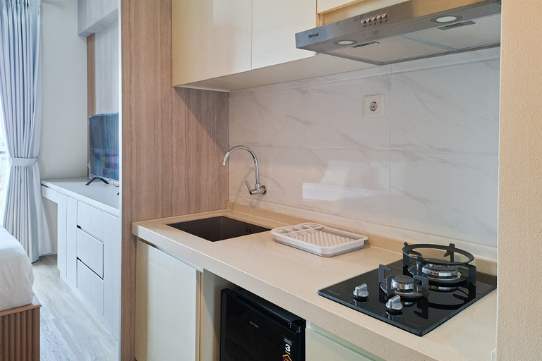 Others 2, Comfortable and Modern Studio Room at Apartment Sky House BSD By Travelio, Tangerang