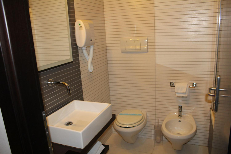Bathroom 5, Hotel Admeto, Trapani