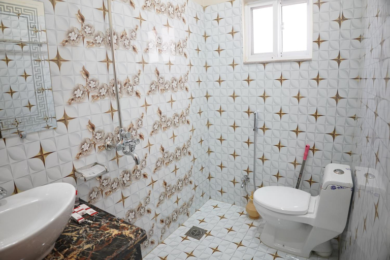 Bathroom 4, Metro One Hotel Lahore, Lahore