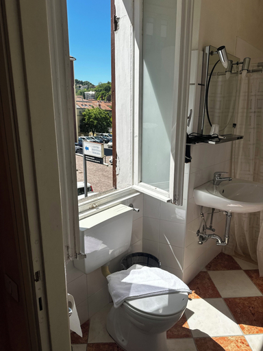 Bathroom 4, Spagna, Novara