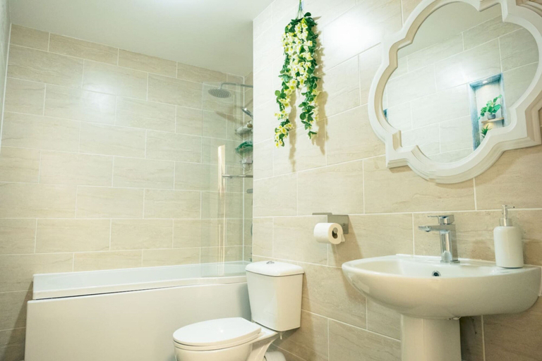 Room 3, Stylish 3-bed Flat Near Cardiff City Centre Uni, Cardiff