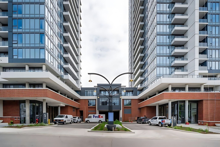 Room 5, Modern High-rise 24th Floor Condo w Private Patio, Waterloo