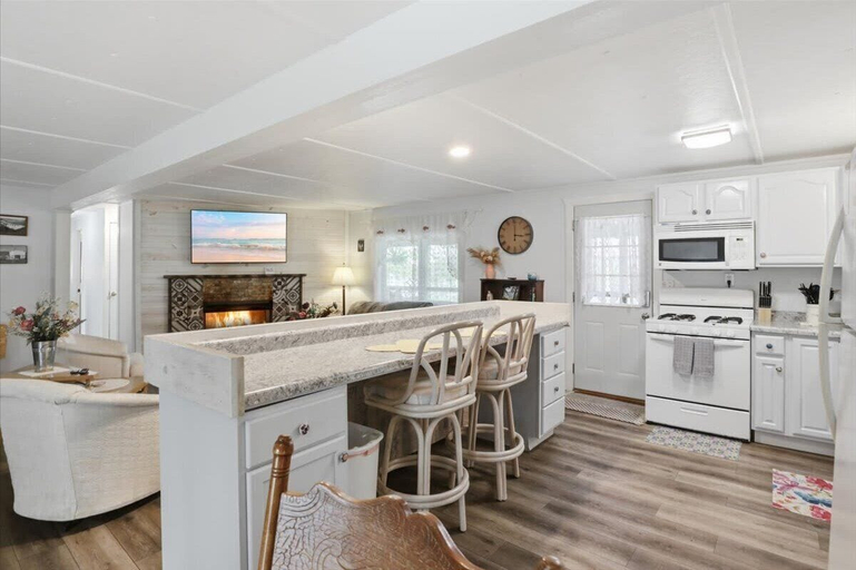 Private kitchen 2, Lake Ozark Getaway With Fire Pit & Flat Lot, Miller