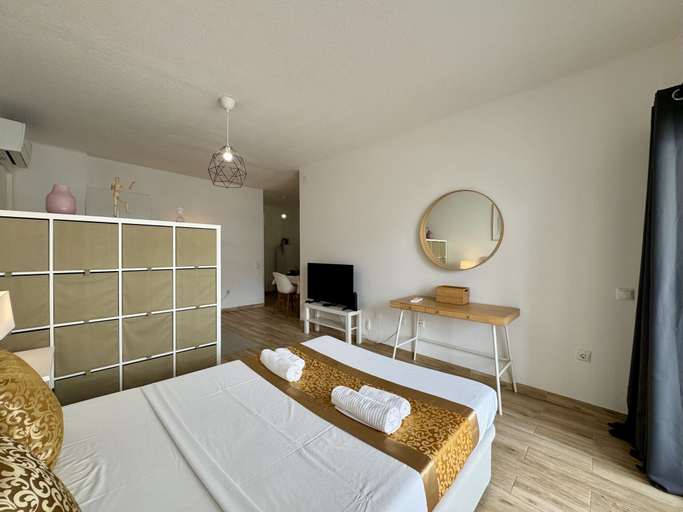 Room 2, Albufeira Skylight 3 With Pool by Homing, Albufeira