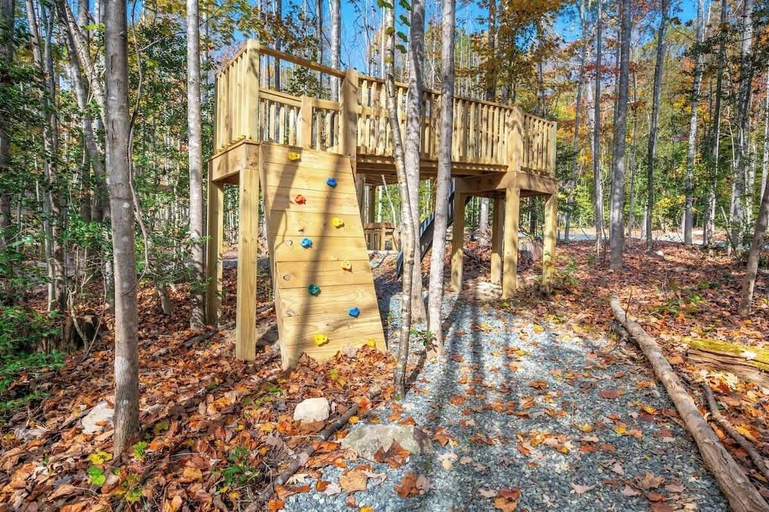 Interior 5, Full Bloom Tree House - Stonewall Road, Chatham