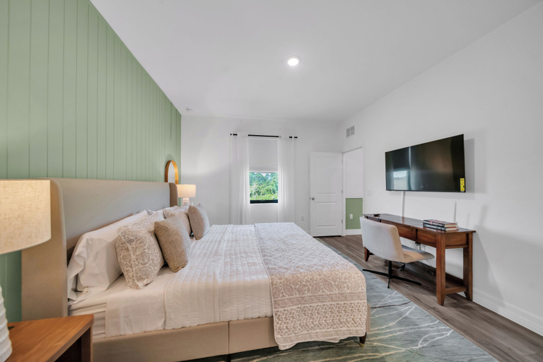 Room 4, Emerald Entry Retreat, Hendry