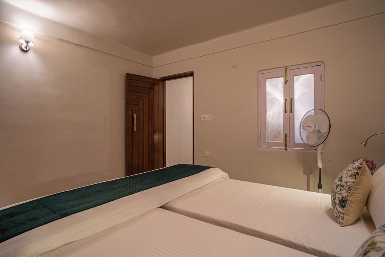 Room 4, Alaya Stays Headingly Suite Lake Facing, Nainital