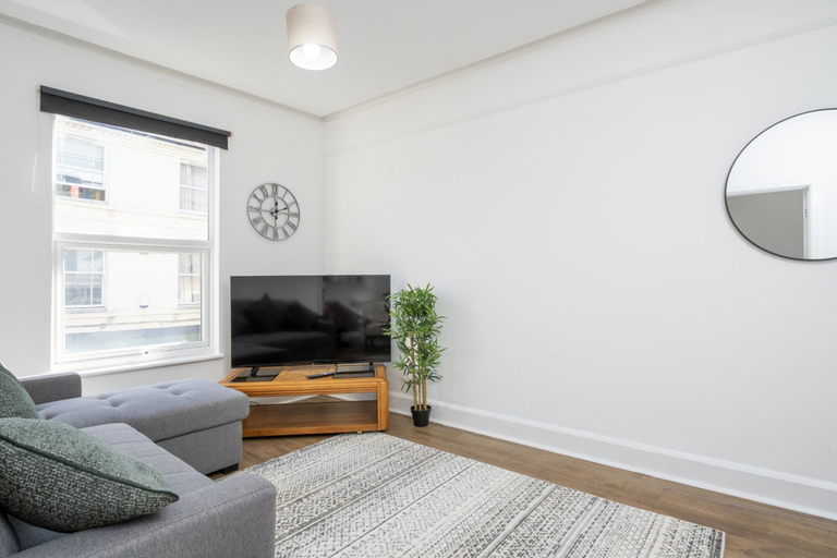 Room 2, Gloucester Street Nest - 3BR Flat for 7 Guests, Gloucestershire