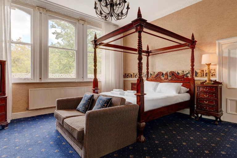 Bedroom 3, Liverpool Aigburth Hotel By Belvilla, Sefton