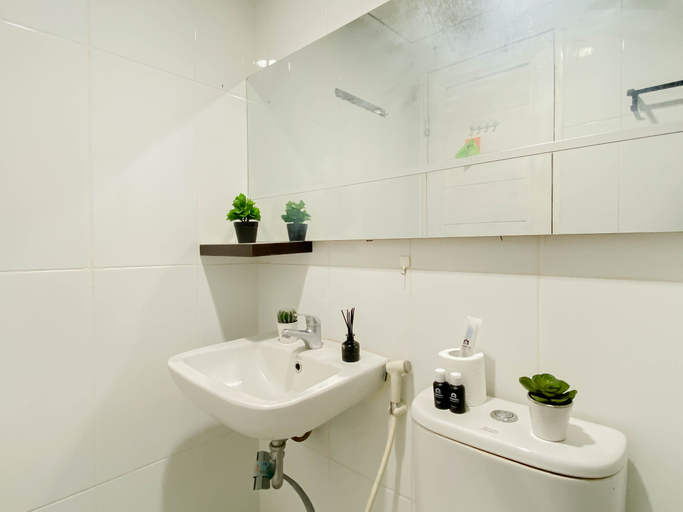 Bathroom 3, Functional Studio at Apartment Tamansari Mahogany Karawang By Travelio, Karawang
