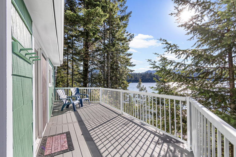 Room 5, Lakeside Cabin in Hayden, Kootenai