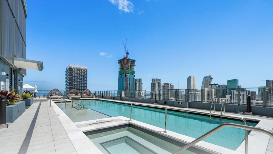 Pool 5, 501 First Studio with Luxury Amenities, Miami-Dade