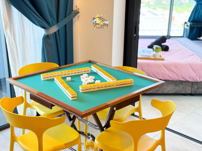 Food & Drinks, Atlantis 8-12pax/Netflix/Video game/5min to Jonker, Malacca City