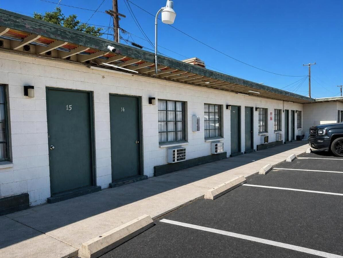 Exterior & Views 2, Carl's Motel, Kern