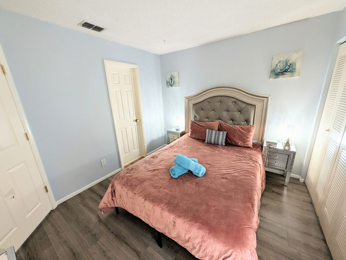 Room 4, Prestigious Lake Views in Winterset, Polk