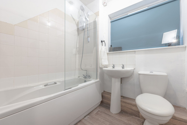 Room 5, Simple Comforts 2BR Flat With Free Parking in Newcastle-under-lyme, Staffordshire