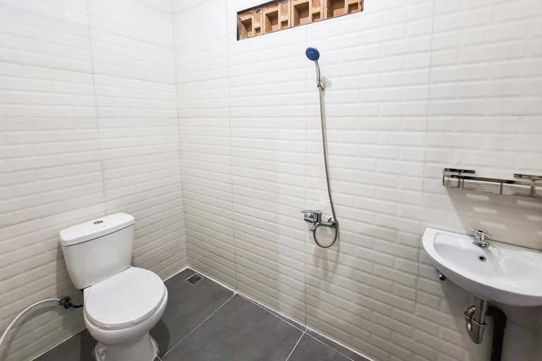 Bathroom 4, RedDoorz Syariah AN NUR near Exit Toll Krapyak 3 Semarang, Semarang