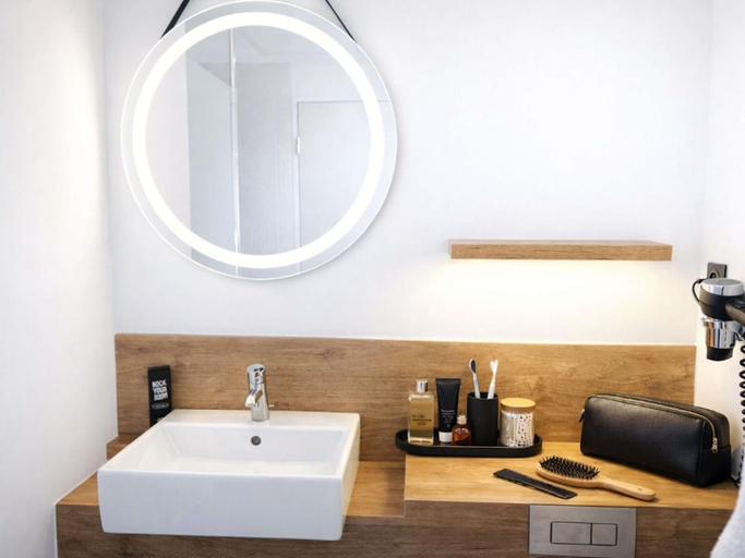 Bathroom 3, ibis Lyon Sud Oullins (Ex Hotel Campanile LYON SUD - Oullins), Rhône