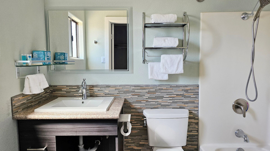 Bathroom 3, Magnuson Hotel Blythe, Riverside