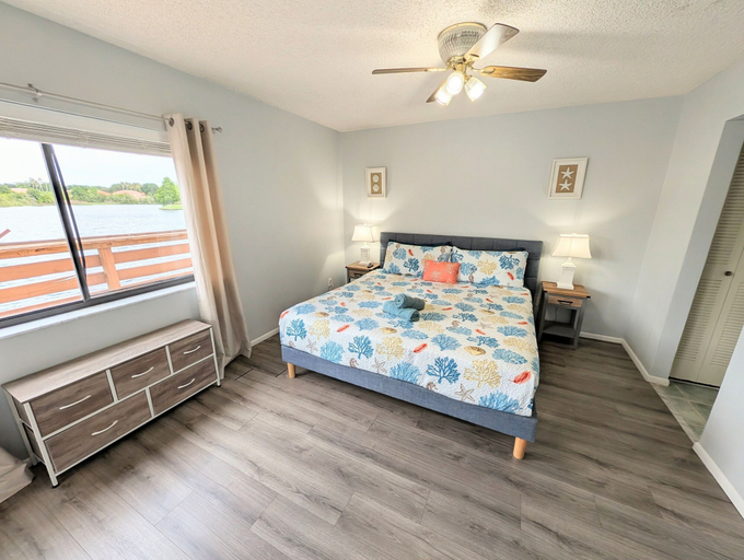 Room 2, Prestigious Lake Views in Winterset, Polk