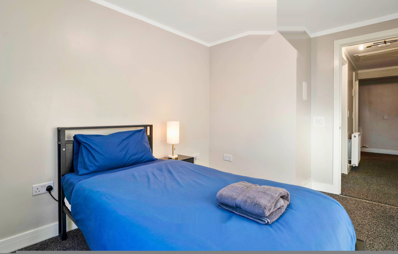 Room 2, Spacious 4BR City Centre Apartment Dundee, Dundee