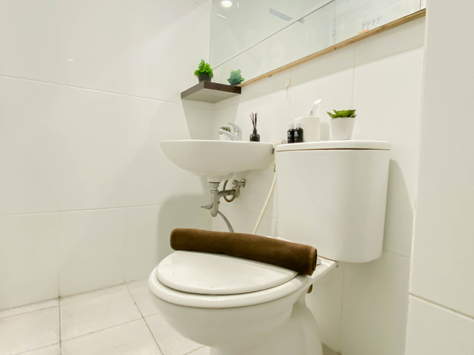 Bathroom 4, Functional Studio at Apartment Tamansari Mahogany Karawang By Travelio, Karawang