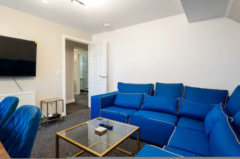 Room 4, Spacious 4BR City Centre Apartment Dundee, Dundee